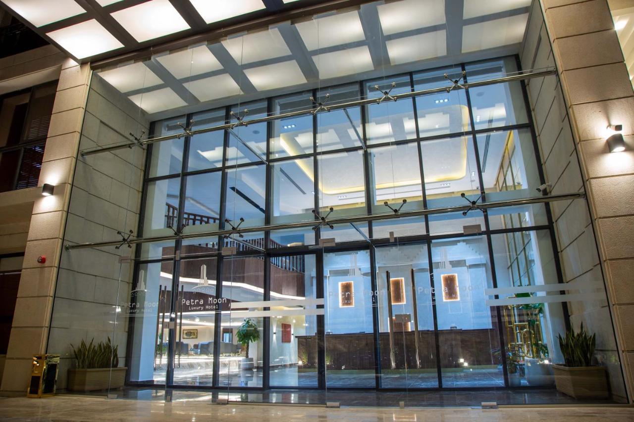 Petra Moon Luxury Hotel Wadi Musa Extérieur photo The lobby of the hotel
