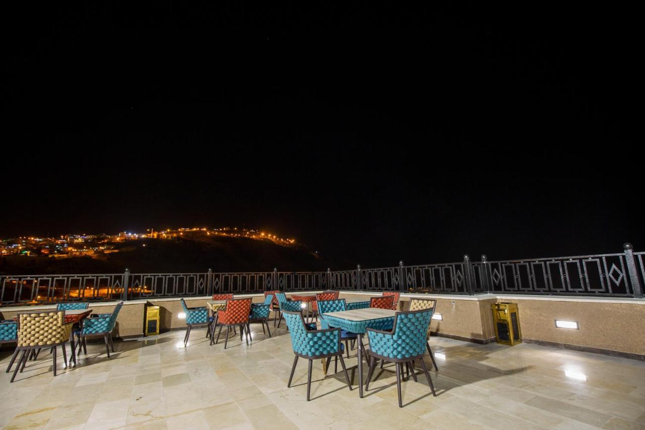 Petra Moon Luxury Hotel Wadi Musa Extérieur photo Rooftop of the hotel