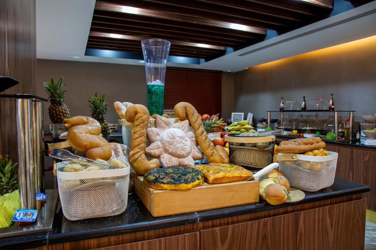 Petra Moon Luxury Hotel Wadi Musa Extérieur photo A buffet at a hotel