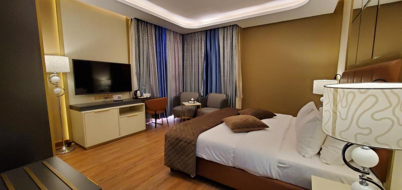 Petra Moon Luxury Hotel Wadi Musa Extérieur photo A room at the hotel