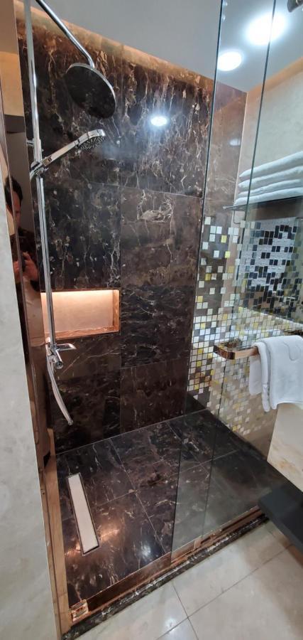 Petra Moon Luxury Hotel Wadi Musa Extérieur photo A shower with a handheld shower head