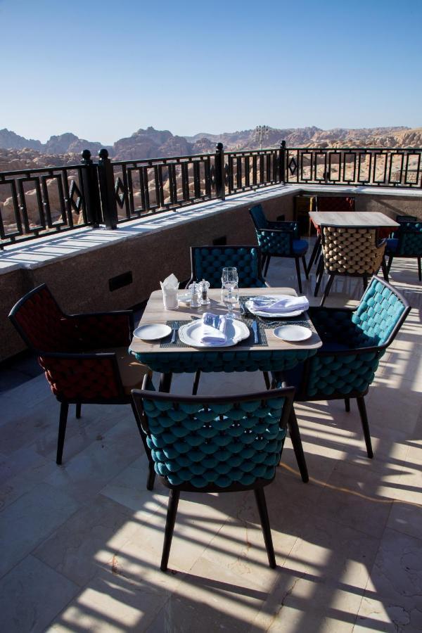 Petra Moon Luxury Hotel Wadi Musa Extérieur photo A table set for four at a restaurant
