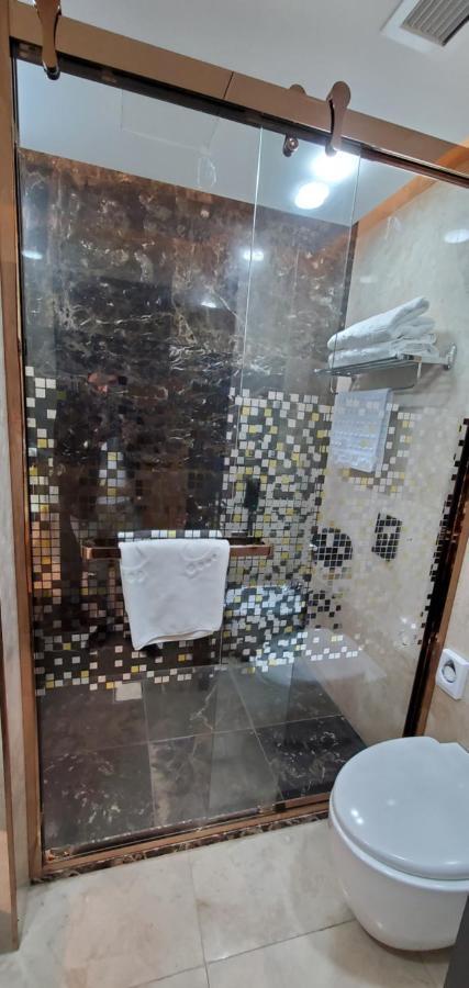 Petra Moon Luxury Hotel Wadi Musa Extérieur photo A shower door