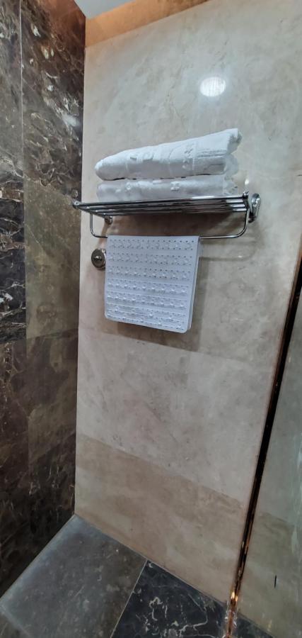 Petra Moon Luxury Hotel Wadi Musa Extérieur photo A shower mat